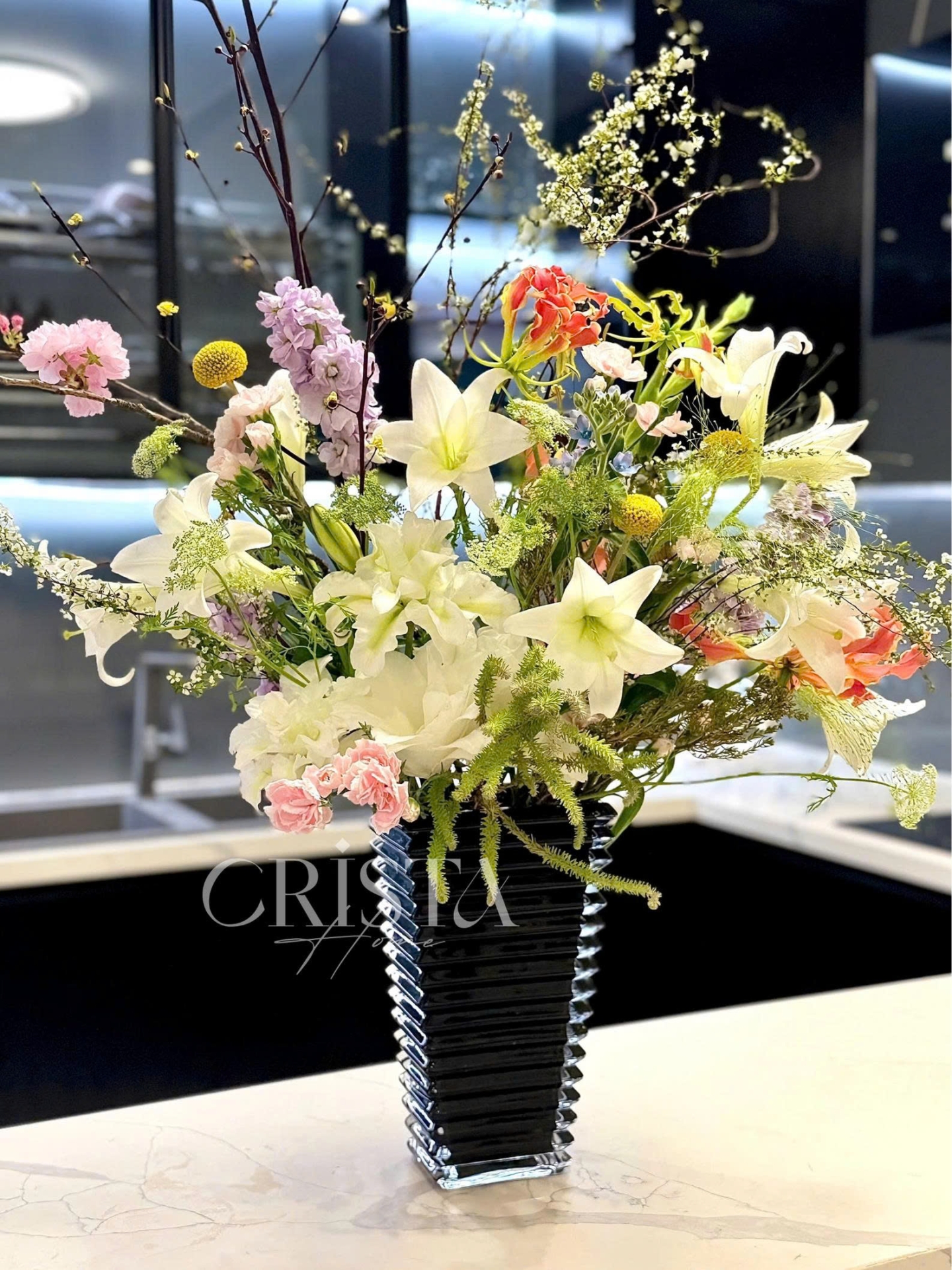 Bình Cắm Hoa Thủy Tinh Dáng Tháp Màu Đen CRISTA HOME (3/4)